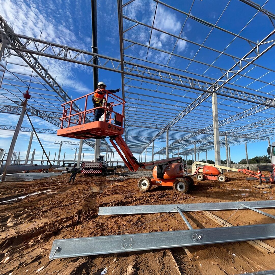 Blog – Você sabe como escolher a plataforma ideal para serviços em canteiros de obras, pátios externos e outros locais abertos com piso desnivelado?